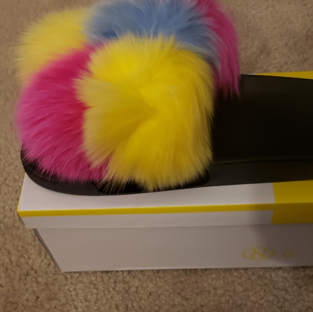 Fuzy Slippers - Picture 2 of 3
